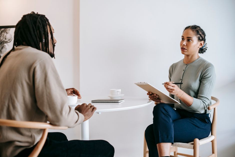 Advisor in a one-on-one session with a student